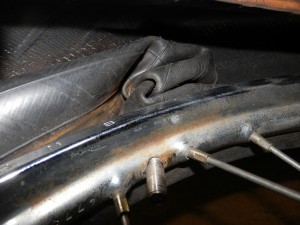 激しく折れ曲がったチューブ