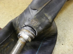 エアバルブ根本の裂け