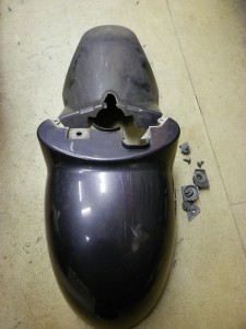 4スト ビーノ 割れたフロントフェンダー