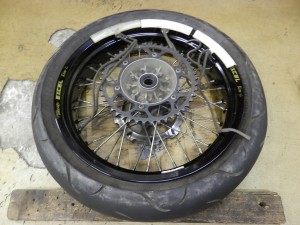 Dトラッカー Rタイヤ交換3