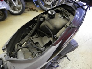 スタータースイッチでエンジンがかからないV125 (25)